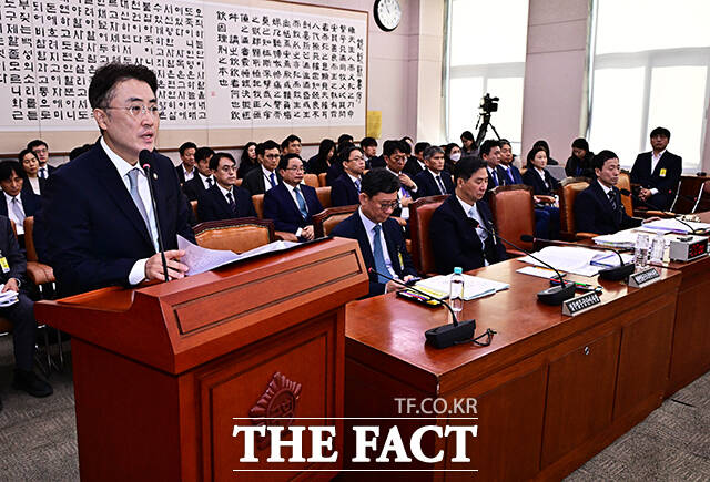 이진수 법무부 장관 직무대행이 8일 오전 서울 여의도 국회 법제사법위원회에서 열린 법무부 등에 대한 국정감사에 출석해 업무보고를 하고 있다. /국회=배정한 기자