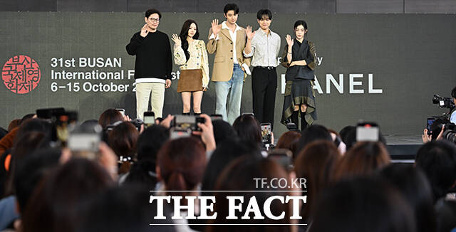 김정훈 감독과 배우 조이현, 김재원, 강유석, 배강희(왼쪽부터)가 8일 오전 부산 해운대구 영화의전당 루프씨어터에서 열린 '최종면접' 야외무대인사 행사에 참석해 포즈를 취하고 있다. /부산=박헌우 기자