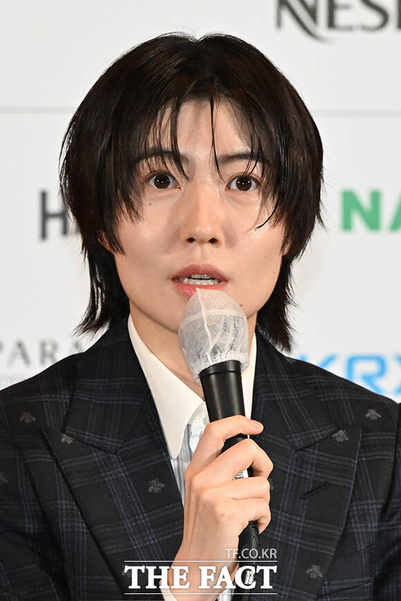 개막작 '낮과 밤은 서로에게' 기자회견에서 '암살자(들)'과 관련된 질문이 나왔다. 하지만 정지혜 프로그래머가 곧바로 마이크를 들고 제지해 이와 관련된 심은경의 생각을 들을 수 없게 됐다. 사진은 지난 6일 오후 부산 해운대구 영화의전당에서 열린 '제31회 부산국제영화제(BIFF)' 개막작 '낮과 밤은 서로에게' 기자회견에 참석해 취재진의 질의에 답하고 있는 모습. /부산=김성렬 기자