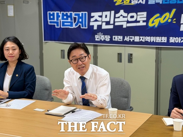 박범계 더불어민주당 의원(대전 서구을)이 골목민생단 활동의 일환으로 둔산지구 재건축 관련 주민들을 만나 의견을 청취하고 있다. /더불어민주당 대전 서구을 지역위원회