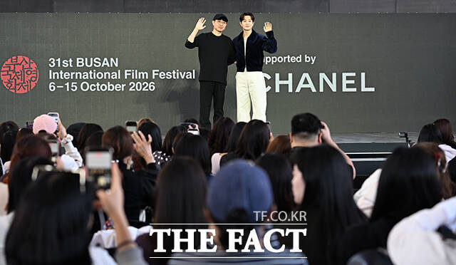 홍성민 감독(왼쪽)과 배우 정성일이 8일 오후 부산 해운대구 영화의전당 루프씨어터에서 열린 '자필' 야외무대인사 행사에 참석해 포즈를 취하고 있다. /부산=박헌우 기자