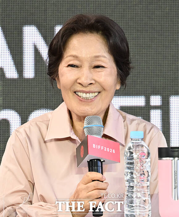 배우 김혜자가 8일 오후 부산 해운대구 영화의전당 루프씨어터에서 열린 '여전히 찬란하게' 야외무대인사 행사에 참석해 인사말을 하고 있다. /부산=박헌우 기자