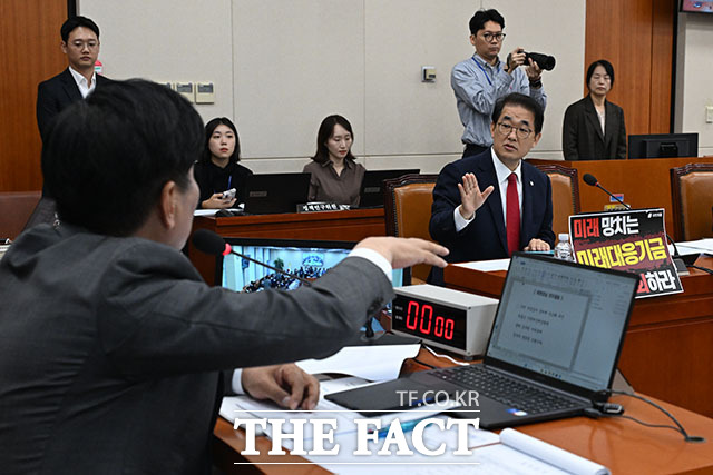 조승래 위원장(왼쪽)에게 항의하는 배준영 야당 간사.