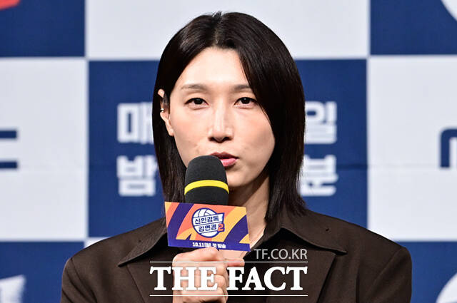 양효진과 김연경, 부승관(왼쪽부터)이 8일 오후 서울 마포구 상암동 MBC 골든마우스홀에서 열린 MBC 새 예능프로그램 '신인감독 김연경' 시즌2(이하 '신인감독 김연경2') 제작발표회에 참석해 포즈를 취하고 있다. /이새롬 기자