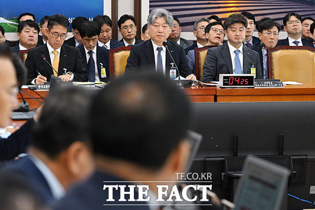 의원 질의에 답하는 유정훈 한국도로공사 사장.