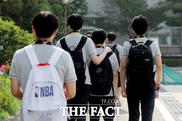 11일 교육부에 따르면 지난해 전국 일반고 1학년 자퇴생은 처음으로 1만명을 넘어섰다. 일반고 1학년 자퇴생은 지난 2021년 6112명, 2022년 7880명, 2023년 9373명으로 증가했다. 2024년 9346명으로 소폭 감소한 뒤 2025년 1만6명까지 늘었다. 학업을 중단한 뒤 새로 입학한 학생은 2024년 1150명, 2025년 1225명으로 증가했다. /뉴시스