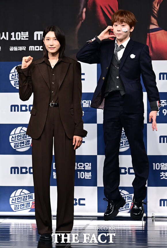 '배구 여제' 김연경(왼쪽)과 세븐틴 부승관이 8일 오후 서울 마포구 상암동 MBC 골든마우스홀에서 열린 MBC 새 예능프로그램 '신인감독 김연경' 시즌2(이하 '신인감독 김연경2') 제작발표회에 참석해 포즈를 취하고 있다. /이새롬 기자