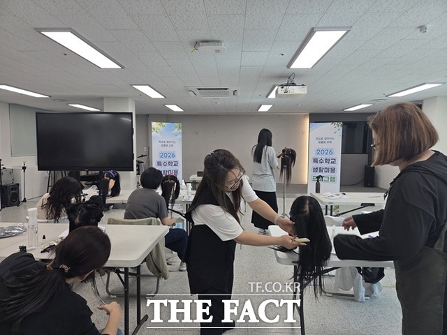 특수교육대상학생 학부모들이 경기도교육청평생학습관의 '2026 특수학교 생활미용 프로그램'에 참여해 미용 실습을 하고 있다. /경기도교육청