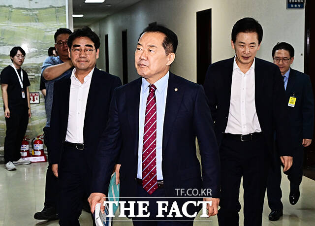 최근 5년간 사고가 가장 많이 발생한 고속도로 20곳 가운데 협력형 지능형 교통체계(C-ITS)가 구축된 곳은 단 한 곳에 불과한 것으로 나타났다. 가운데는 국회 국토교통위원회 소속 신성범 국민의힘 의원./배정한 기자