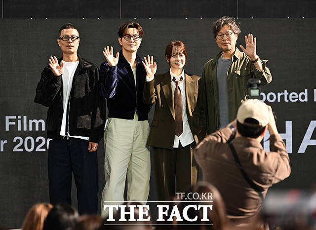 이후빈 감독과 배우 정성일, 류현경, 유재명(왼쪽부터)이 8일 오후 부산 해운대구 영화의전당 루프씨어터에서 열린 '사피엔스' 오픈토크 행사에 참석하고 있다. /부산=박헌우 기자