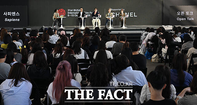 이후빈 감독과 배우 정성일, 류현경, 유재명(왼쪽부터)이 8일 오후 부산 해운대구 영화의전당 루프씨어터에서 열린 '사피엔스' 오픈토크 행사에 참석하고 있다. /부산=박헌우 기자