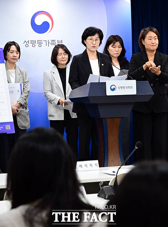 원민경 성평등가족부 장관이 8일 오전 서울 종로구 정부서울청사에서 형사소송법 시행 관련 젠더폭력 피해자 권리보호 및 지원 방안에 대해 브리핑하고 있다. /임영무 기자