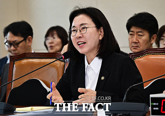 이미선 기상청장이 8일 오후 서울 여의도 국회 기후에너지환경노동위원회에서 열린 기상청에 대한 국정감사에 출석해 질의에 답변을 하고 있다. /국회=배정한 기자