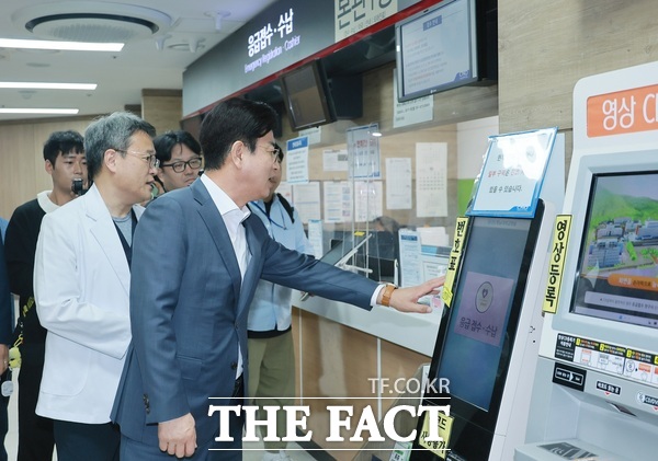 허태정 대전시장이 민선9기 출범 100일을 맞아 충남대학교병원 권역응급의료센터를 방문해 응급의료 현장을 점검했다. /대전시