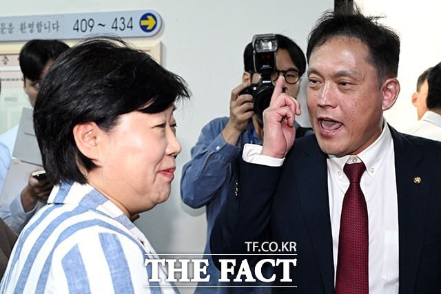 영화 암살자(들)에 대한 야권의 대응 수위가 높아질수록 메시지의 초점이 흐려질 수 있다는 우려도 나온다. 사진은 김태규 국민의힘 의원(오른쪽)이 지난 6일 국회에서 열린 대법원 등에 대한 국정감사가 정회된 뒤 서영교 법사위원장에게 발언권 정지에 대해 항의하는 모습. /남용희 기자