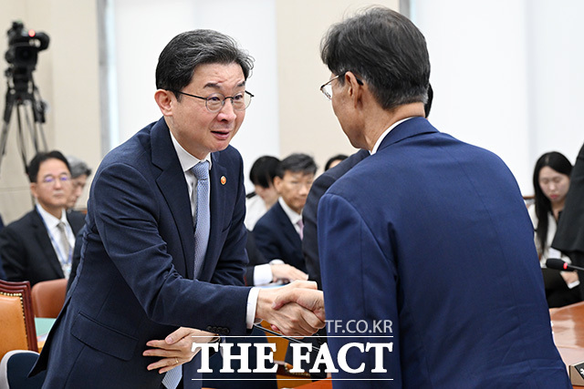 증인 선서하는 이억원 금융위원장.