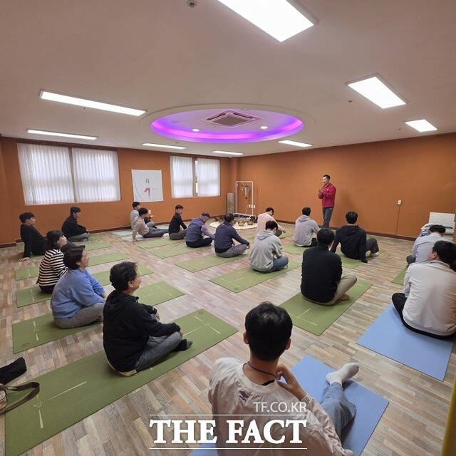 전남광주통합특별시 소방본부가 광산구에 위치한 전문 힐링센터(더아람 힐링센터)에서 현장 대원 10명을 대상으로 외상후스트레스장애(PTSD) 예방과 마음건강 증진을 위한 '2026년 소방공무원 마음치유 프로그램'을 진행했다. /전남광주소방본부