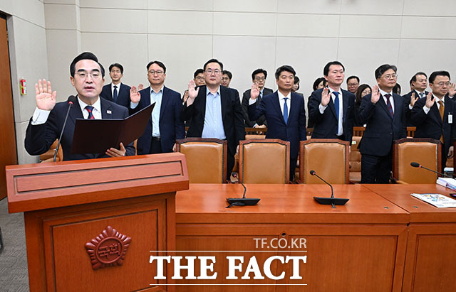 박홍근 기획예산처 장관이 조승래 위원장에게 선서문을 제출하고 있다.