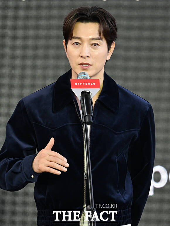 홍성민 감독(왼쪽)과 배우 정성일이 8일 오후 부산 해운대구 영화의전당 루프씨어터에서 열린 '자필' 야외무대인사 행사에 참석해 포즈를 취하고 있다. /부산=박헌우 기자