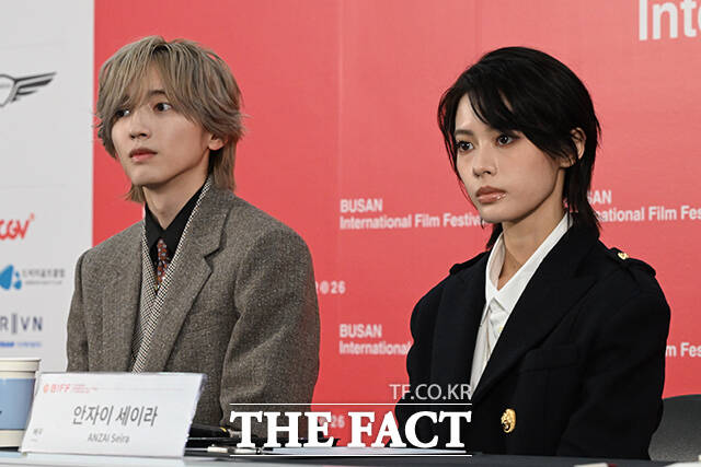 타케무라 켄타로 감독과 배우 미치에다 슌스케, 안자이 세이라(왼쪽부터)가 8일 오후 부산 해운대구 영화의전당 비프힐에서 열린 '아름다운 초저녁달' 기자간담회에 참석한 가운데 미치에다 슌스케가 취재진의 질의에 답하고 있다. /부산=김성렬 기자