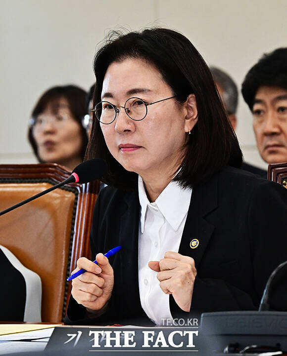 이미선 기상청장이 8일 오후 서울 여의도 국회 기후에너지환경노동위원회에서 열린 기상청에 대한 국정감사에 출석해 질의에 답변을 하고 있다. /국회=배정한 기자