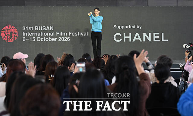 배우 김도연이 8일 오후 부산 해운대구 영화의전당 루프씨어터에서 열린 'BIFF의 발견, 빛나는 신예' 야외무대인사 행사에 참석해 손을 흔들고 있다. /부산=박헌우 기자