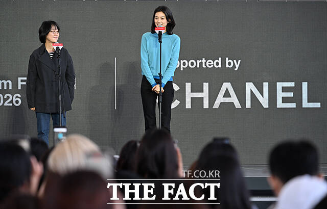 정주리 감독(왼쪽)과 배우 김도연이 8일 오전 부산 해운대구 영화의전당 루프씨어터에서 열린 '도라' 야외무대인사 행사에 참석해 포즈를 취하고 있다. /부산=박헌우 기자