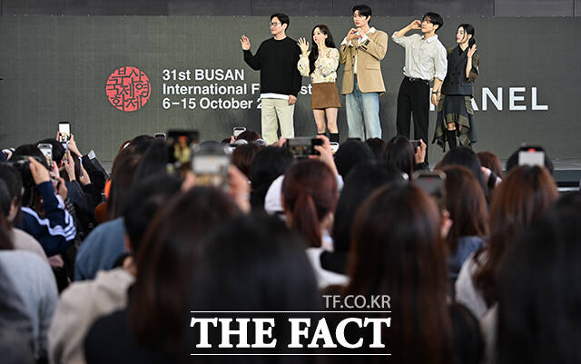 김정훈 감독과 배우 조이현, 김재원, 강유석, 배강희(왼쪽부터)가 8일 오전 부산 해운대구 영화의전당 루프씨어터에서 열린 '최종면접' 야외무대인사 행사에 참석해 포즈를 취하고 있다. /부산=박헌우 기자