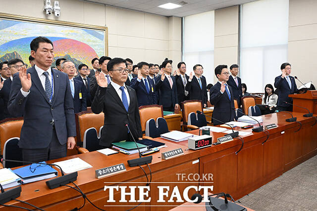 증인 선서하는 이억원 금융위원장.