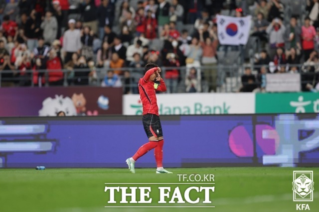한국축구의 '캡틴' 손흥민이 6일 우즈베키스탄과 친선경기에서 개인 통산 59호골을 기록한 뒤 특유의 세리머니를 하고 있다./KFA