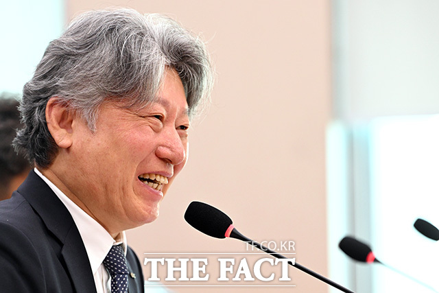 의원 질의에 답하는 유정훈 한국도로공사 사장.