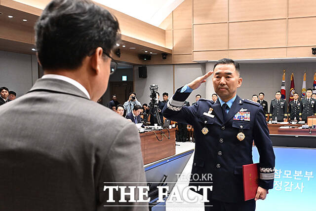 진영승 합참의장이 8일 서울 용산구 국방부에서 열린 국회 국방위원회의 합동참모본부등 국정감사에서 선서를 마치고 진성준 위원장에 인사를 하고 있다. /국회사진기자단