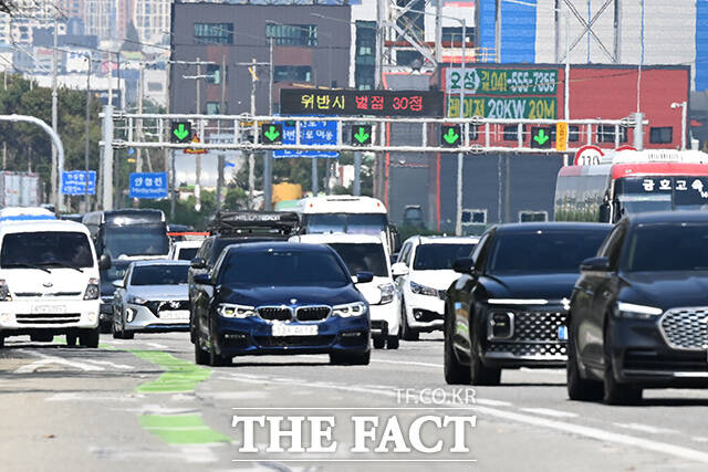 C-ITS는 차량과 도로가 통신을 통해 주행 중 주변 교통상황이나 급정거, 낙하물 등의 위험 정보를 실시간으로 주고받고 경고해 교통사고를 예방하는 시스템이다. /김성렬 기자