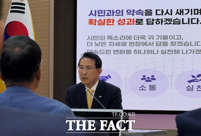 이완섭 서산시장이 8일 시청 대회의실에서 기자회견을 열고 민선9기 시정 운영 방향을 설명하고 있다. /이수홍 기자