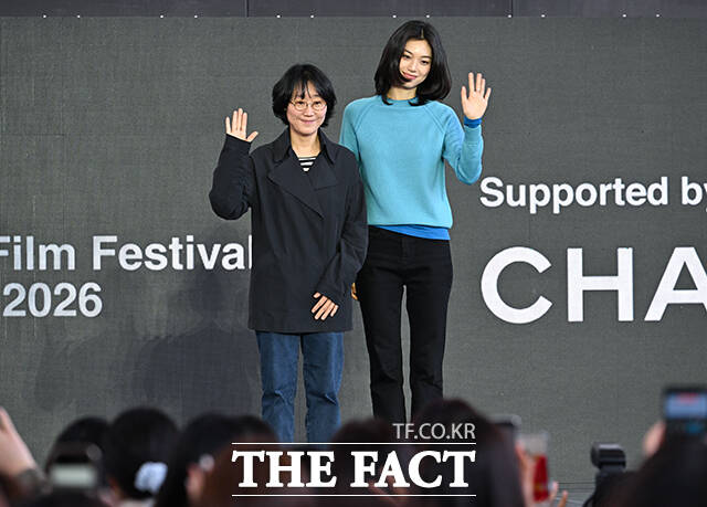 정주리 감독(왼쪽)과 배우 김도연이 8일 오전 부산 해운대구 영화의전당 루프씨어터에서 열린 '도라' 야외무대인사 행사에 참석해 포즈를 취하고 있다. /부산=박헌우 기자