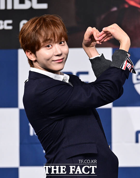 '배구 여제' 김연경(왼쪽)과 세븐틴 부승관이 8일 오후 서울 마포구 상암동 MBC 골든마우스홀에서 열린 MBC 새 예능프로그램 '신인감독 김연경' 시즌2(이하 '신인감독 김연경2') 제작발표회에 참석해 포즈를 취하고 있다. /이새롬 기자