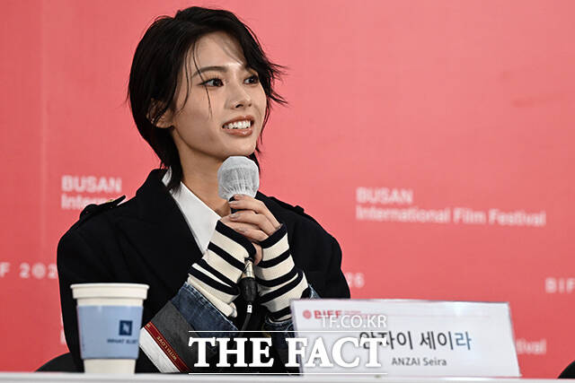 타케무라 켄타로 감독과 배우 미치에다 슌스케, 안자이 세이라(왼쪽부터)가 8일 오후 부산 해운대구 영화의전당 비프힐에서 열린 '아름다운 초저녁달' 기자간담회에 참석한 가운데 미치에다 슌스케가 취재진의 질의에 답하고 있다. /부산=김성렬 기자