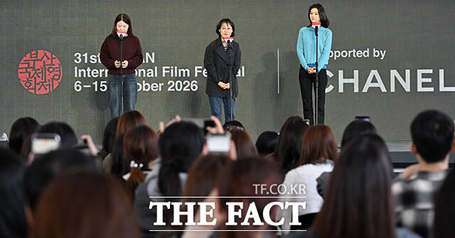 정주리 감독(왼쪽)과 배우 김도연이 8일 오전 부산 해운대구 영화의전당 루프씨어터에서 열린 '도라' 야외무대인사 행사에 참석해 포즈를 취하고 있다. /부산=박헌우 기자