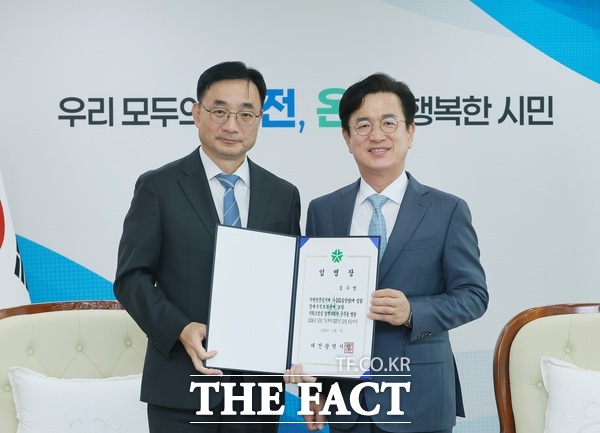 허태정 대전시장이 8일 김수영 신임 대전시 경제수석보좌관에서 임명장을 수여하고 있다. /대전시