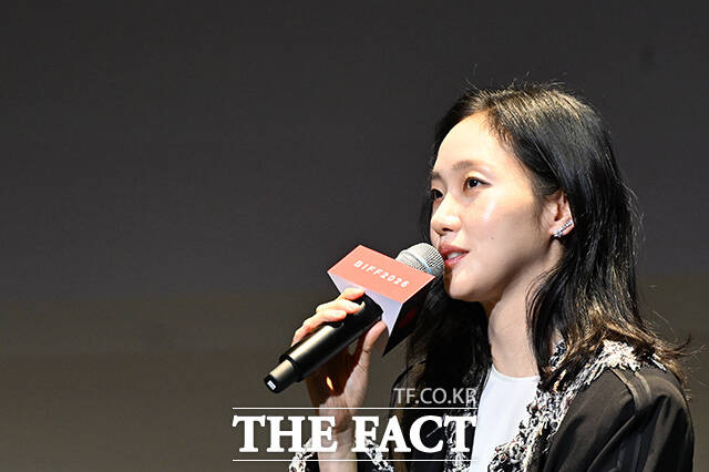 배우 김고은이 8일 오후 부산 해운대구 신세계백화점 센텀시티점 문화홀에서 열린 액터스 하우스 행사에 참석해 관객들과 소통하고 있다. /부산=김성렬 기자