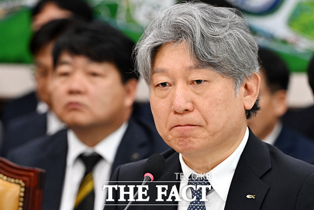 의원 질의에 답하는 유정훈 한국도로공사 사장.