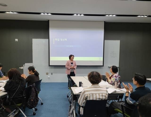 서울 송파구(구청장 서강석)는 '아파트 사전점검 전문가 과정'을 신설해 운영한다고 밝혔다. 사진은 전문가 과정 교육 모습. /송파구