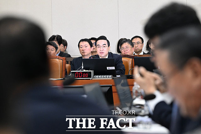 박홍근 기획예산처 장관이 조승래 위원장에게 선서문을 제출하고 있다.