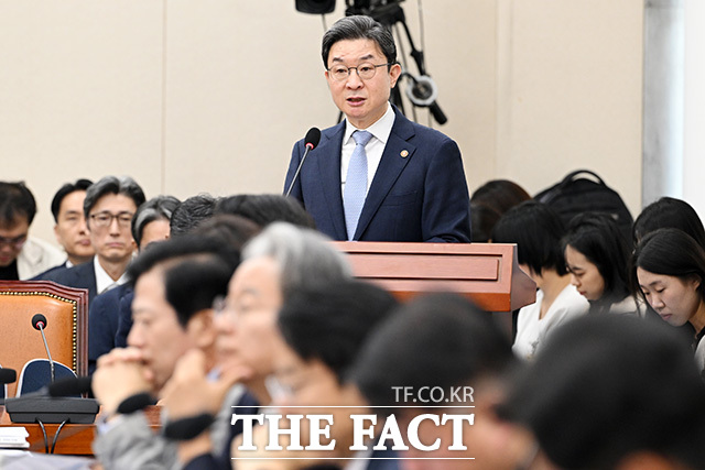 증인 선서하는 이억원 금융위원장.