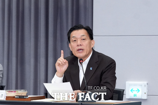 이재준 수원시장이 8일 수원시청 중회의실에서 열린 자치분권협의회 정례회의에서 발언하고 있다. /수원시