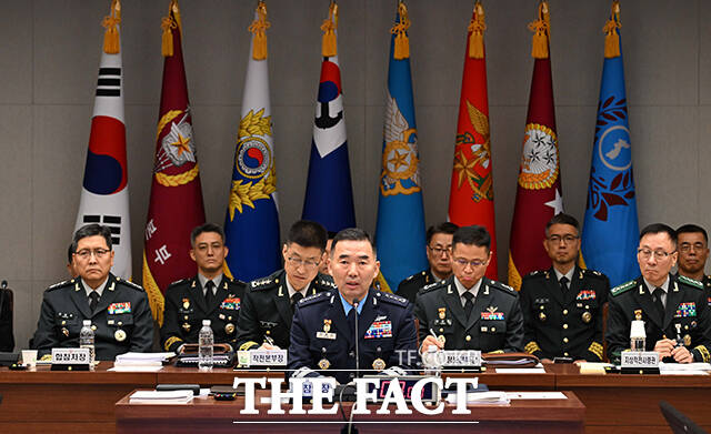 진영승 합참의장이 8일 서울 용산구 국방부에서 열린 국회 국방위원회의 합동참모본부등 국정감사에서 진성준 위원장의 질의에 답변하고 있다. /국회사진기자단