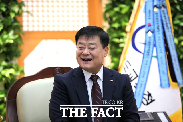 이병도 충남도교육감이 8일 충남도교육청 접견실에서 <더팩트>와 인터뷰를 진행하고 있다. /노경완 기자