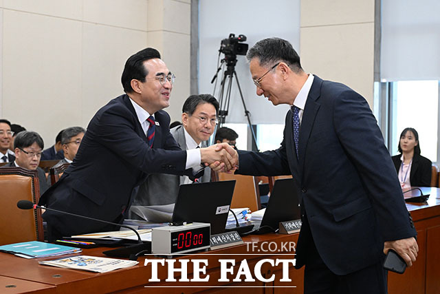박홍근 기획예산처 장관이 조승래 위원장에게 선서문을 제출하고 있다.