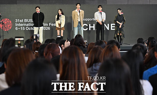 김정훈 감독과 배우 조이현, 김재원, 강유석, 배강희(왼쪽부터)가 8일 오전 부산 해운대구 영화의전당 루프씨어터에서 열린 '최종면접' 야외무대인사 행사에 참석해 포즈를 취하고 있다. /부산=박헌우 기자