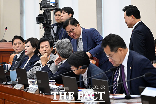 정점식 국민의힘 원내대표가 8일 오후 서울 여의도 국회 정무위원회에서 열린 금융위원회 등에 대한 국정감사장을 방문해 유동수 위원장에게 인사를 하고 있다. /국회=서예원 기자